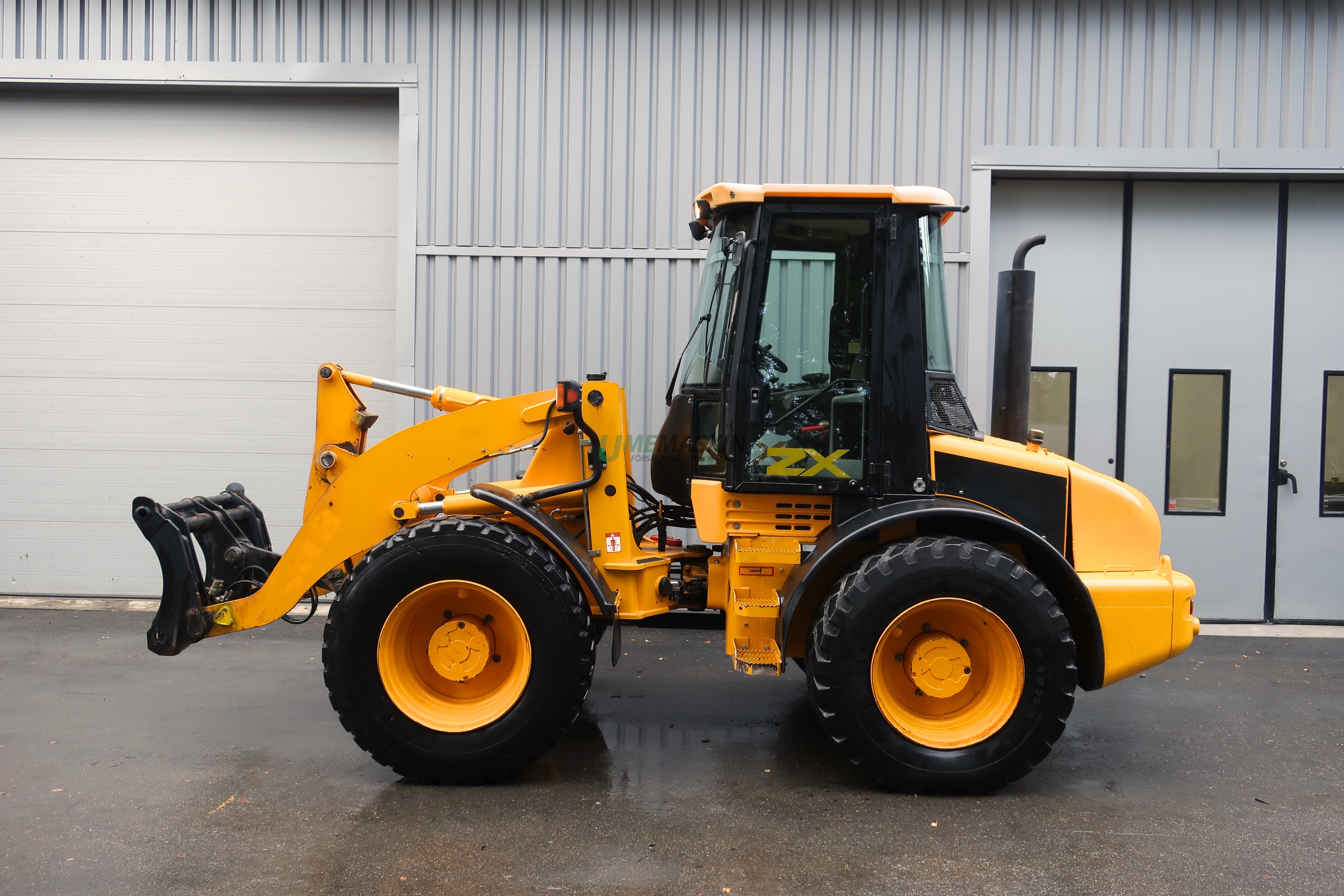 JCB 411B ZX -03