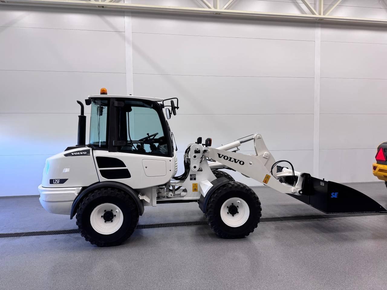 Volvo L25 med ny planerskopa
