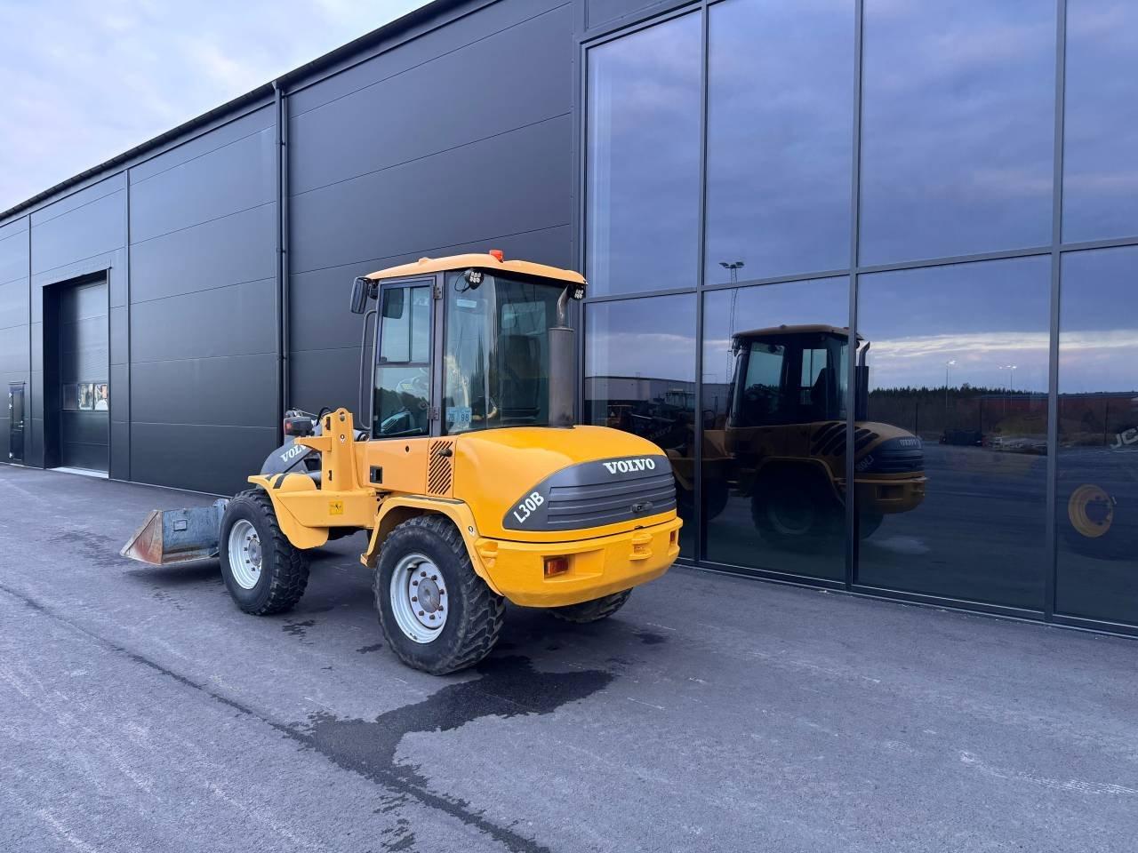 Bild på Volvo L30B med planerskopa o gafflar