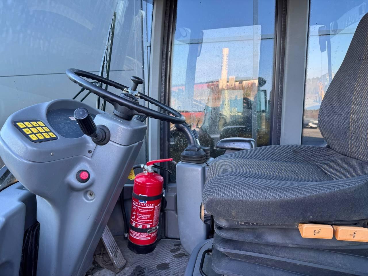 Bild på Volvo L30B med planerskopa o gafflar